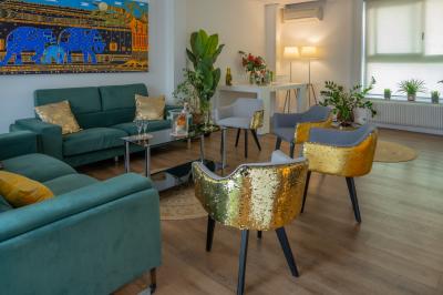 Miniature Location salle Paris 8 (Paris) - L'Appart Terrasse des Champs #7 Salle lumineuse avec parquet, plafond décoré de ballons dorés, table avec plantes et vue sur des bâtiments urbains.