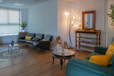 Miniature Location salle Paris 8 (Paris) - L'Appart Terrasse des Champs #9 Salle lumineuse avec parquet, plafond décoré de ballons dorés, table avec plantes et vue sur des bâtiments urbains.