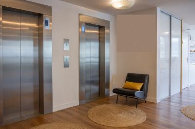 Miniature Location salle Paris 8 (Paris) - L'Appart Terrasse des Champs #6 Salle lumineuse avec parquet, plafond décoré de ballons dorés, table avec plantes et vue sur des bâtiments urbains.