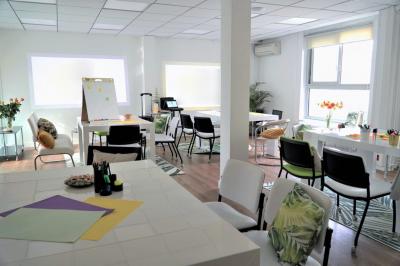 Miniature Location salle Paris 8 (Paris) - L'Appart Terrasse des Champs #11 Salle lumineuse avec parquet, plafond décoré de ballons dorés, table avec plantes et vue sur des bâtiments urbains.