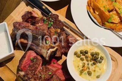 Miniature Location salle Paris 17 (Paris) - Club 3-5-7 #13 Des jetons de casino et deux dés blancs posés sur une table de jeu verte.