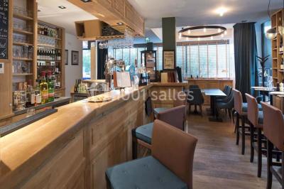 Miniature Location salle Paris 17 (Paris) - Club 3-5-7 #6 Des jetons de casino et deux dés blancs posés sur une table de jeu verte.