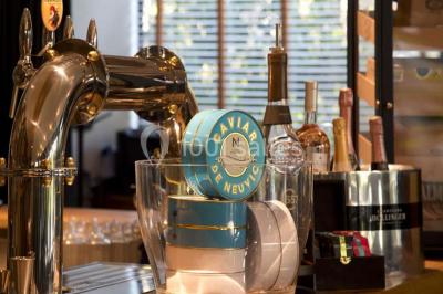 Miniature Location salle Paris 17 (Paris) - Club 3-5-7 #12 Des jetons de casino et deux dés blancs posés sur une table de jeu verte.