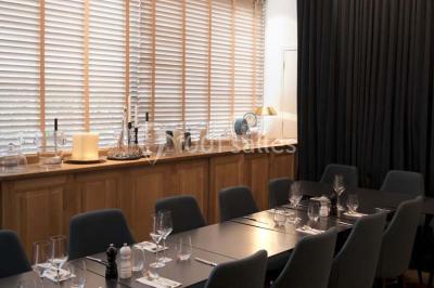 Miniature Location salle Paris 17 (Paris) - Club 3-5-7 #11 Des jetons de casino et deux dés blancs posés sur une table de jeu verte.