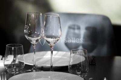 Miniature Location salle Paris 17 (Paris) - Club 3-5-7 #15 Des jetons de casino et deux dés blancs posés sur une table de jeu verte.