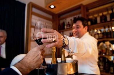 Miniature Location salle Paris 17 (Paris) - Club 3-5-7 #8 Des jetons de casino et deux dés blancs posés sur une table de jeu verte.