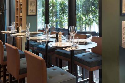 Miniature Location salle Paris 17 (Paris) - Club 3-5-7 #7 Des jetons de casino et deux dés blancs posés sur une table de jeu verte.