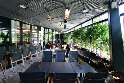 Miniature Location salle Paris 17 (Paris) - Club 3-5-7 #3 Des jetons de casino et deux dés blancs posés sur une table de jeu verte.