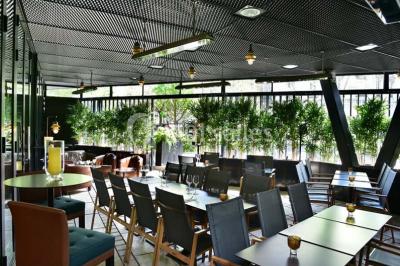 Miniature Location salle Paris 17 (Paris) - Club 3-5-7 #2 Des jetons de casino et deux dés blancs posés sur une table de jeu verte.