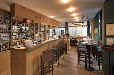 Miniature Location salle Paris 17 (Paris) - Club 3-5-7 #5 Des jetons de casino et deux dés blancs posés sur une table de jeu verte.