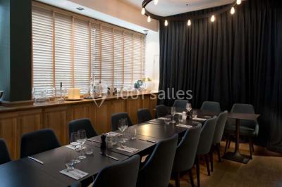 Miniature Location salle Paris 17 (Paris) - Club 3-5-7 #10 Des jetons de casino et deux dés blancs posés sur une table de jeu verte.