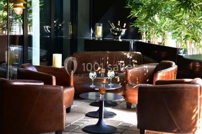 Miniature Location salle Paris 17 (Paris) - Club 3-5-7 #4 Des jetons de casino et deux dés blancs posés sur une table de jeu verte.