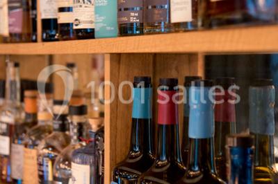 Miniature Location salle Paris 17 (Paris) - Club 3-5-7 #14 Des jetons de casino et deux dés blancs posés sur une table de jeu verte.