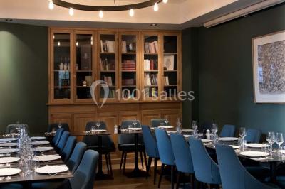 Miniature Location salle Paris 17 (Paris) - Club 3-5-7 #9 Des jetons de casino et deux dés blancs posés sur une table de jeu verte.