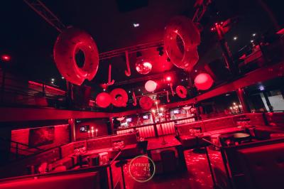 Deux voitures de luxe, une sportive grise et un SUV gris foncé, stationnées côte à côte en extérieur de nuit.