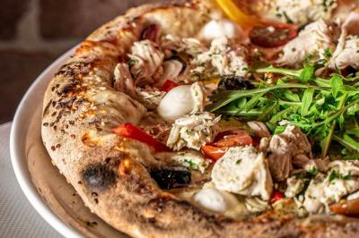 Deux voitures de luxe, une sportive grise et un SUV gris foncé, stationnées côte à côte en extérieur de nuit.