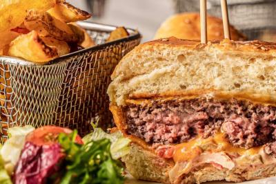 Deux voitures de luxe, une sportive grise et un SUV gris foncé, stationnées côte à côte en extérieur de nuit.