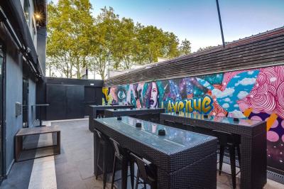 Deux voitures de luxe, une sportive grise et un SUV gris foncé, stationnées côte à côte en extérieur de nuit.