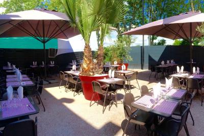 Deux voitures de luxe, une sportive grise et un SUV gris foncé, stationnées côte à côte en extérieur de nuit.