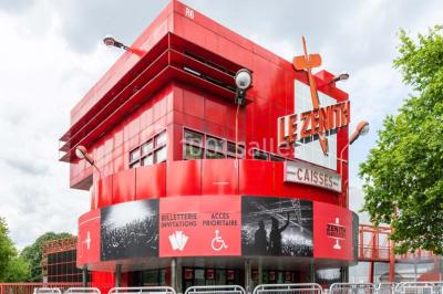 Miniature Location salle Paris 19 (Paris) - Zénith Paris la Villette #14 Façade vitrée avec le nom ’Le Zénith’ écrit en grandes lettres rouges sur une structure métallique.