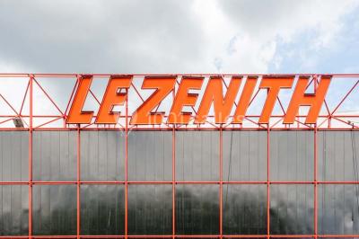 Miniature Location salle Paris 19 (Paris) - Zénith Paris la Villette #15 Façade vitrée avec le nom ’Le Zénith’ écrit en grandes lettres rouges sur une structure métallique.