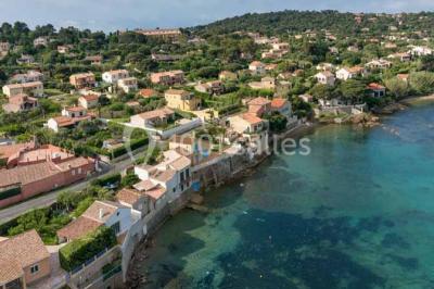 Miniature Location salle Hyères (Var) - La Réserve Hyères - Giens #11 Des personnes dansent en couple sur une piste éclairée par des lumières colorées, tandis que d'autres sont assises autour.