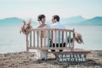 Miniature Location salle Hyères (Var) - La Réserve Hyères - Giens #14 Des personnes dansent en couple sur une piste éclairée par des lumières colorées, tandis que d'autres sont assises autour.
