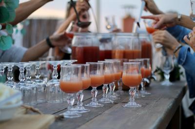 Miniature Location salle Hyères (Var) - La Réserve Hyères - Giens #25 Des personnes dansent en couple sur une piste éclairée par des lumières colorées, tandis que d'autres sont assises autour.