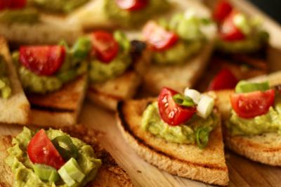 Miniature Location salle Hyères (Var) - La Réserve Hyères - Giens #20 Des personnes dansent en couple sur une piste éclairée par des lumières colorées, tandis que d'autres sont assises autour.