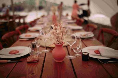 Miniature Location salle Hyères (Var) - La Réserve Hyères - Giens #6 Des personnes dansent en couple sur une piste éclairée par des lumières colorées, tandis que d'autres sont assises autour.