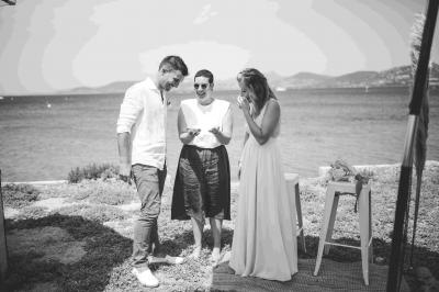 Miniature Location salle Hyères (Var) - La Réserve Hyères - Giens #17 Des personnes dansent en couple sur une piste éclairée par des lumières colorées, tandis que d'autres sont assises autour.