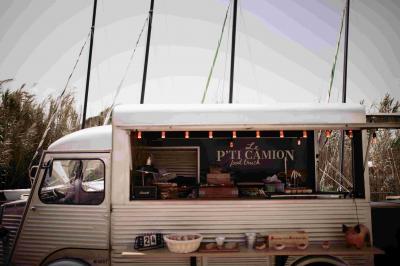 Miniature Location salle Hyères (Var) - La Réserve Hyères - Giens #19 Des personnes dansent en couple sur une piste éclairée par des lumières colorées, tandis que d'autres sont assises autour.