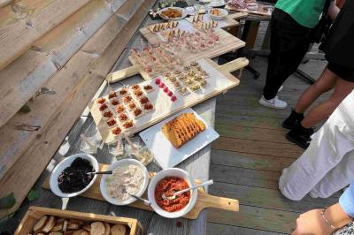 Miniature Location salle Hyères (Var) - La Réserve Hyères - Giens #24 Des personnes dansent en couple sur une piste éclairée par des lumières colorées, tandis que d'autres sont assises autour.