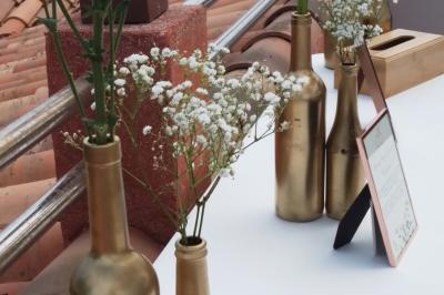 Miniature Location salle Hyères (Var) - La Réserve Hyères - Giens #27 Des personnes dansent en couple sur une piste éclairée par des lumières colorées, tandis que d'autres sont assises autour.