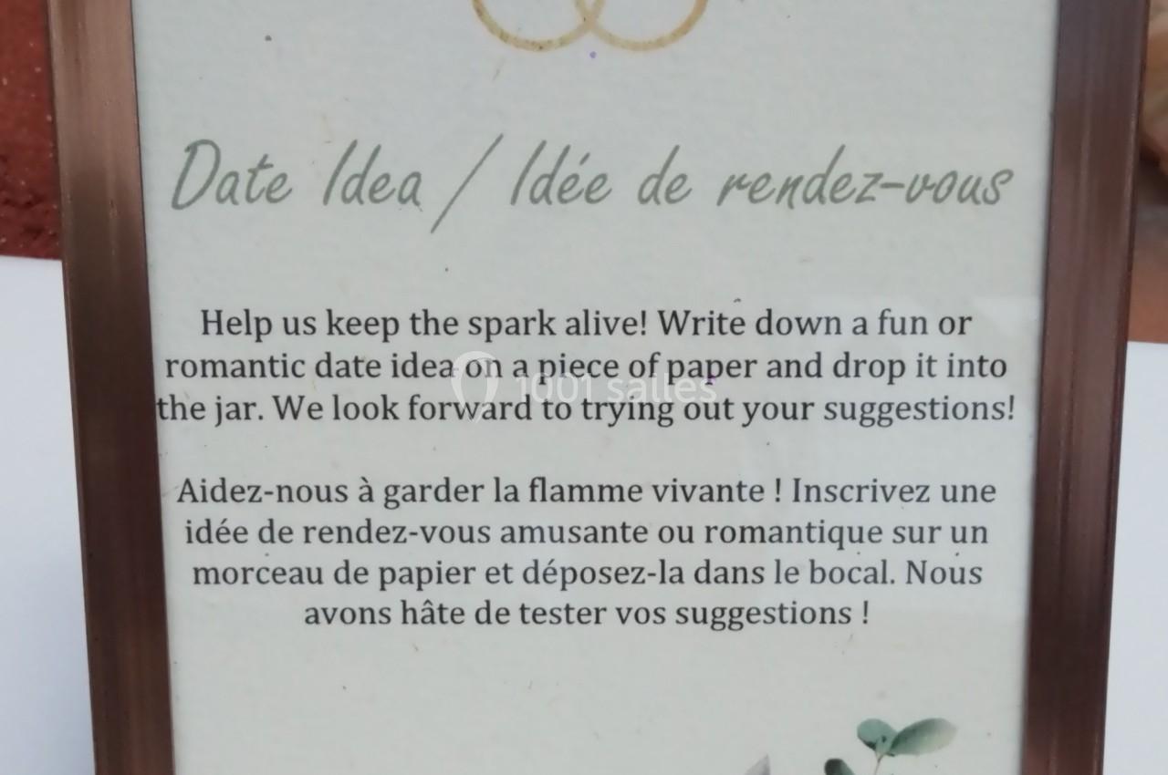 Cadre avec un texte invitant à proposer des idées de rendez-vous, décoré de motifs végétaux et d'anneaux dorés.