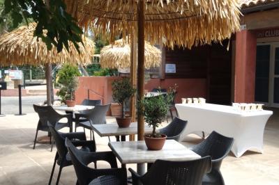 Miniature Location salle Hyères (Var) - La Réserve Hyères - Giens #28 Des personnes dansent en couple sur une piste éclairée par des lumières colorées, tandis que d'autres sont assises autour.