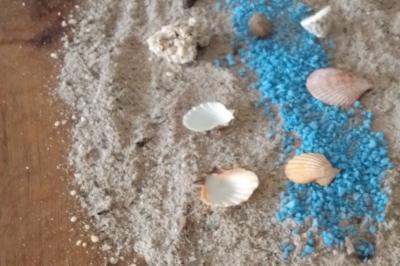 Miniature Location salle Hyères (Var) - La Réserve Hyères - Giens #7 Des personnes dansent en couple sur une piste éclairée par des lumières colorées, tandis que d'autres sont assises autour.