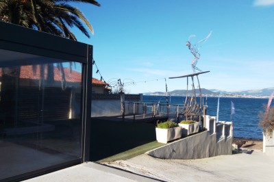 Miniature Location salle Hyères (Var) - La Réserve Hyères - Giens #30 Des personnes dansent en couple sur une piste éclairée par des lumières colorées, tandis que d'autres sont assises autour.