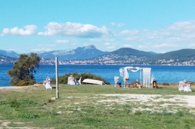 Miniature Location salle Hyères (Var) - La Réserve Hyères - Giens #4 Des personnes dansent en couple sur une piste éclairée par des lumières colorées, tandis que d'autres sont assises autour.