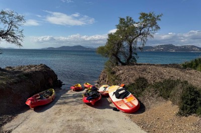 Miniature Location salle Hyères (Var) - La Réserve Hyères - Giens #32 Des personnes dansent en couple sur une piste éclairée par des lumières colorées, tandis que d'autres sont assises autour.