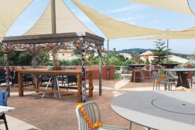 Miniature Anniversaire buffet dinatoire sur le Rooftop Des personnes dansent en couple sur une piste éclairée par des lumières colorées, tandis que d'autres sont assises autour.