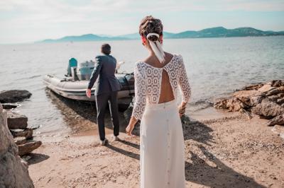 Miniature Arrivée bateau sur le terrai les Pieds dans l'Eau - Mariage Des personnes dansent en couple sur une piste éclairée par des lumières colorées, tandis que d'autres sont assises autour.