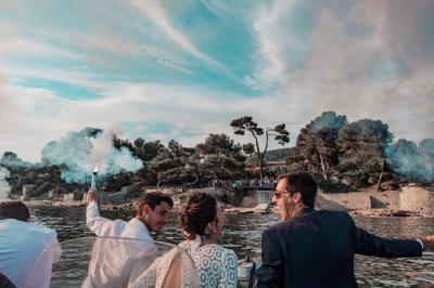 Miniature Arrivée bateau sur le terrai les Pieds dans l'Eau - Mariage Des personnes dansent en couple sur une piste éclairée par des lumières colorées, tandis que d'autres sont assises autour.