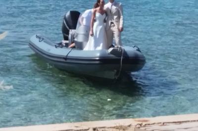 Miniature Arrivée bateau sur le terrain les Pieds dans l'Eau - Mariage Des personnes dansent en couple sur une piste éclairée par des lumières colorées, tandis que d'autres sont assises autour.