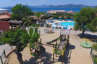 Miniature Camping International Des personnes dansent en couple sur une piste éclairée par des lumières colorées, tandis que d'autres sont assises autour.