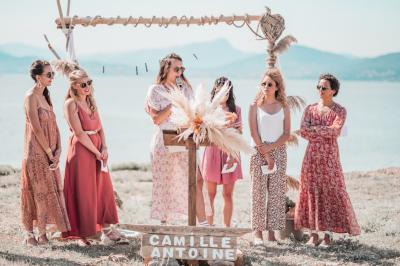 Miniature Cérémonie laïque sur le terrain Les Pieds dans l'Eau Des personnes dansent en couple sur une piste éclairée par des lumières colorées, tandis que d'autres sont assises autour.