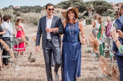 Miniature Cérémonie laïque sur le terrain Les Pieds dans l'Eau Des personnes dansent en couple sur une piste éclairée par des lumières colorées, tandis que d'autres sont assises autour.