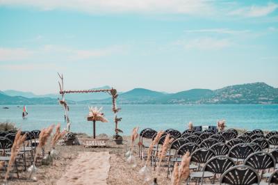 Miniature Cérémonie laïque sur le terrain Les Pieds dans l'Eau Des personnes dansent en couple sur une piste éclairée par des lumières colorées, tandis que d'autres sont assises autour.