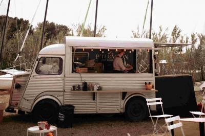 Miniature Foodtruck - mariage sur le terrain Les Pieds dans l'Eau Des personnes dansent en couple sur une piste éclairée par des lumières colorées, tandis que d'autres sont assises autour.