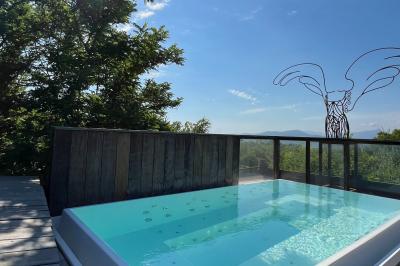 Miniature L'Arbre à Bulles Des personnes dansent en couple sur une piste éclairée par des lumières colorées, tandis que d'autres sont assises autour.